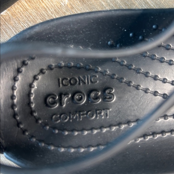 Crocs Women’s Serena Black Sandals with Gold Metallic Bar Size 6 NEW - Picture 13 of 16